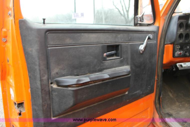 image for item 6793 1986 GMC Topkick 7000 bucket truck