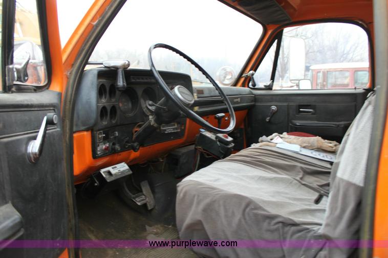 image for item 6793 1986 GMC Topkick 7000 bucket truck