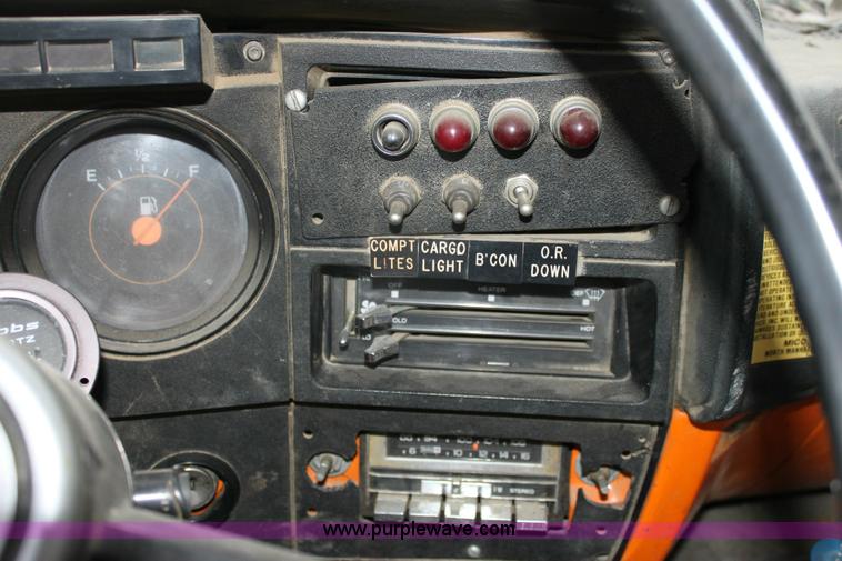 image for item 6793 1986 GMC Topkick 7000 bucket truck