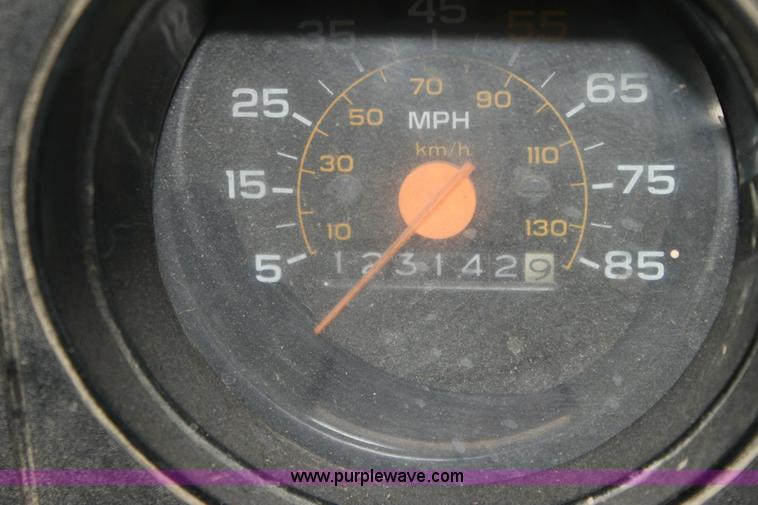 image for item 6793 1986 GMC Topkick 7000 bucket truck