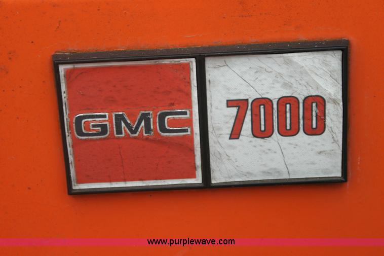 image for item 6793 1986 GMC Topkick 7000 bucket truck