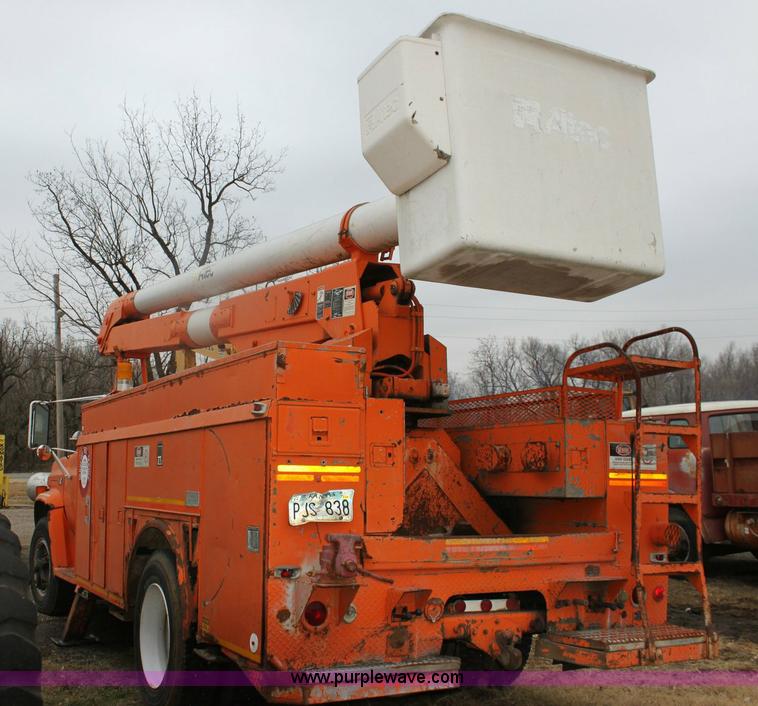 image for item 6793 1986 GMC Topkick 7000 bucket truck