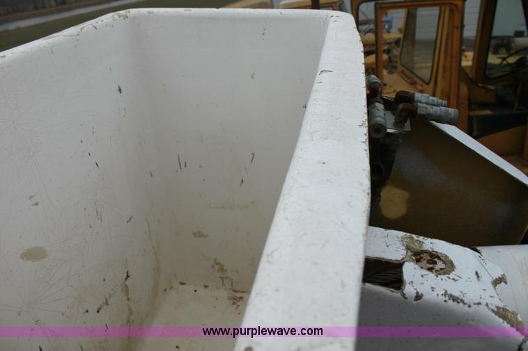 image for item 6793 1986 GMC Topkick 7000 bucket truck