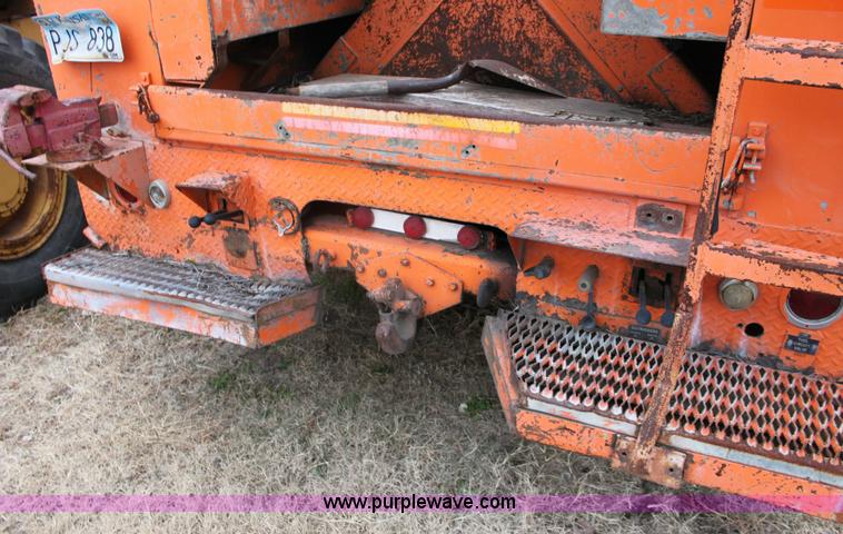 image for item 6793 1986 GMC Topkick 7000 bucket truck