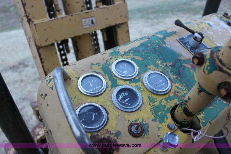 image for item 6801 Cat tow-motor forklift