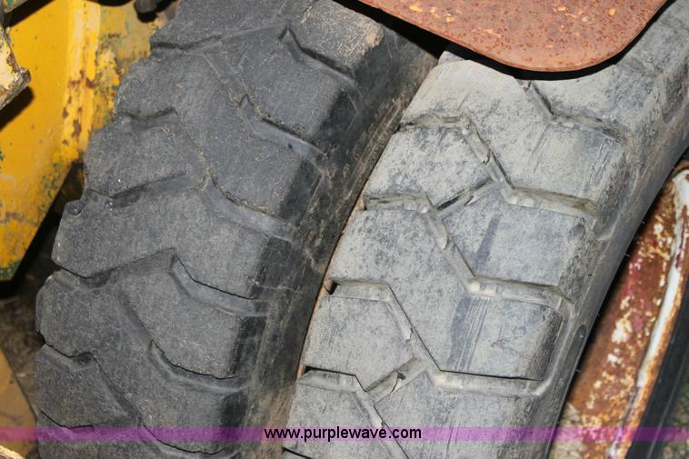 image for item 6801 Cat tow-motor forklift