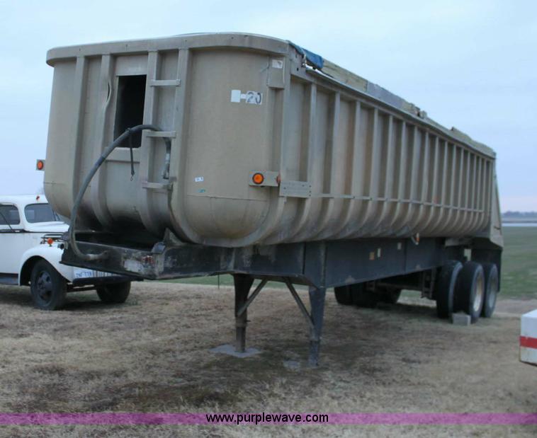 image for item 6805 1976 Freuhauf 28' end-dump semi trailer