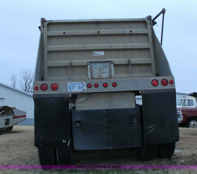 image for item 6805 1976 Freuhauf 28' end-dump semi trailer