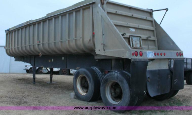 image for item 6805 1976 Freuhauf 28' end-dump semi trailer