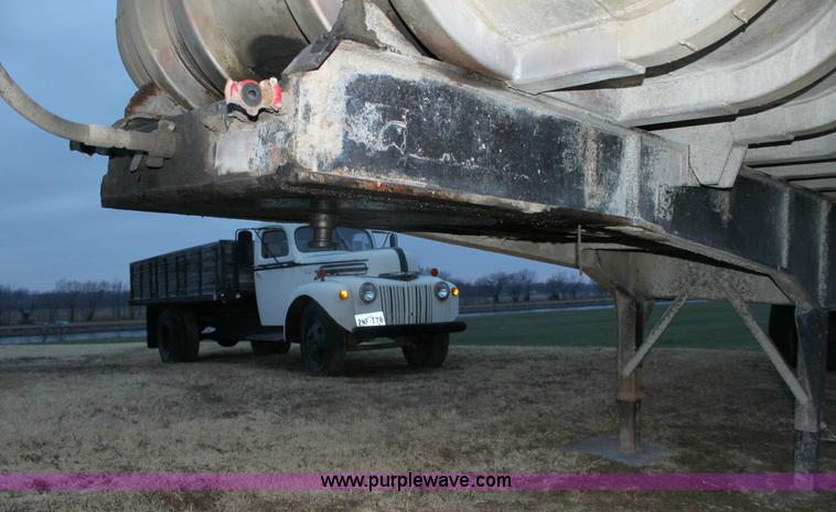 image for item 6805 1976 Freuhauf 28' end-dump semi trailer