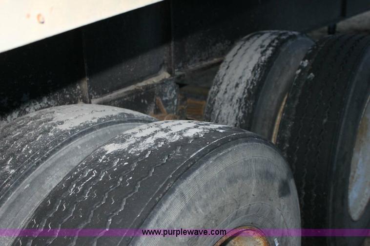 image for item 6805 1976 Freuhauf 28' end-dump semi trailer