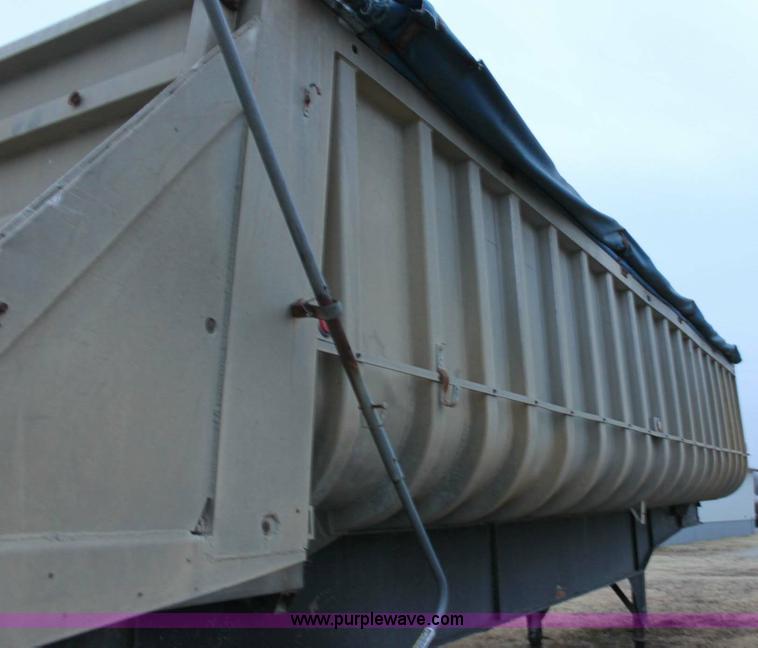 image for item 6805 1976 Freuhauf 28' end-dump semi trailer