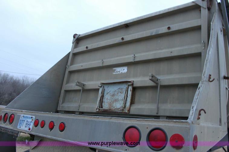 image for item 6805 1976 Freuhauf 28' end-dump semi trailer