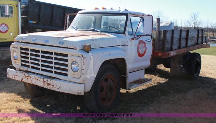 image for item 6808 1976 Ford F600 truck