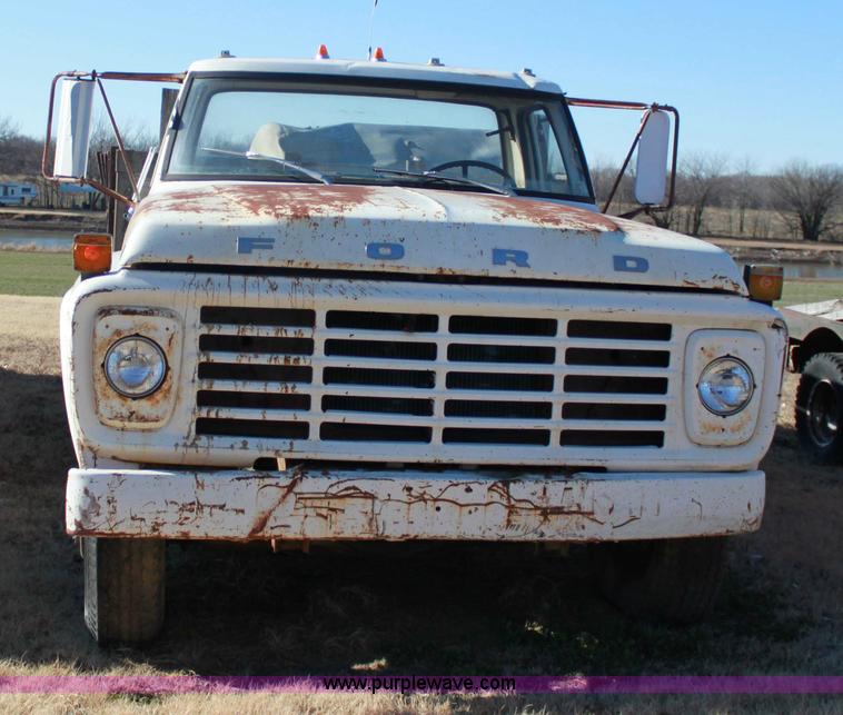 image for item 6808 1976 Ford F600 truck