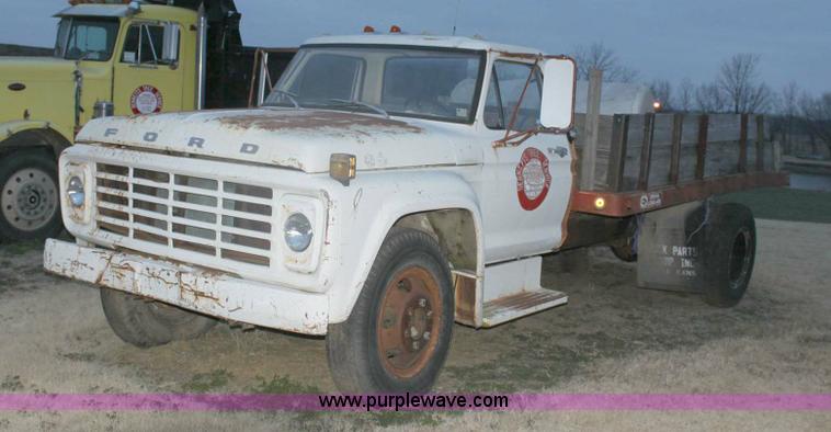 image for item 6808 1976 Ford F600 truck