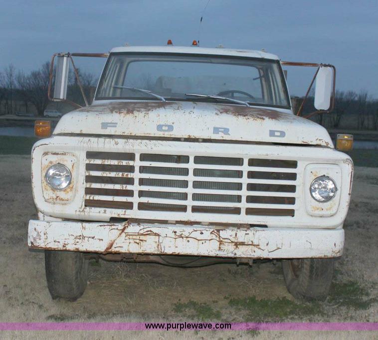 image for item 6808 1976 Ford F600 truck