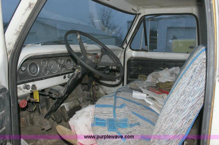 image for item 6808 1976 Ford F600 truck