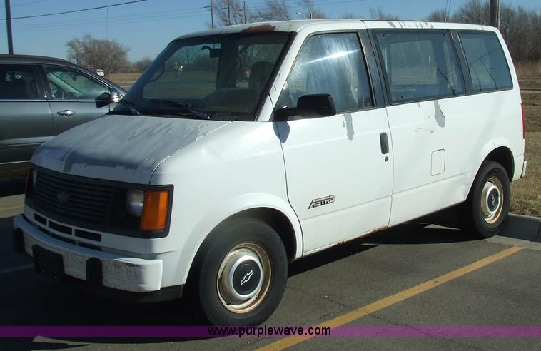 image for item 2355 1993 Chevrolet Astro van