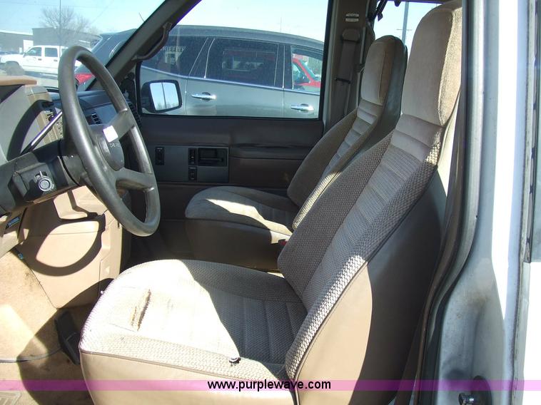 image for item 2355 1993 Chevrolet Astro van
