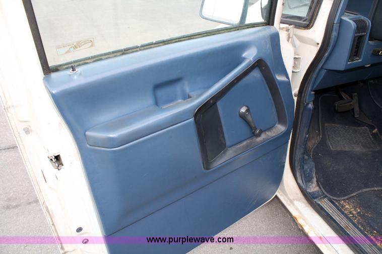 image for item 4943 1988 Ford Aerostar
