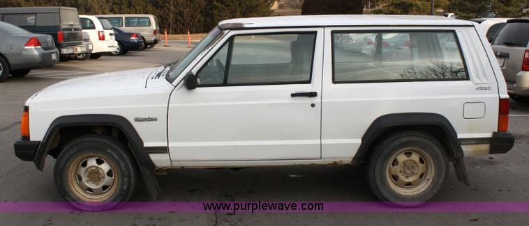 image for item 4944 1995 Jeep Cherokee SE