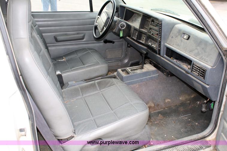 image for item 4944 1995 Jeep Cherokee SE
