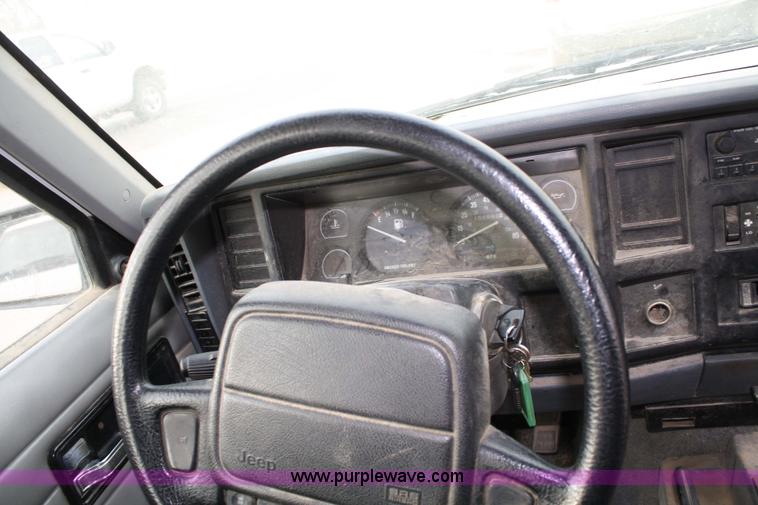 image for item 4944 1995 Jeep Cherokee SE