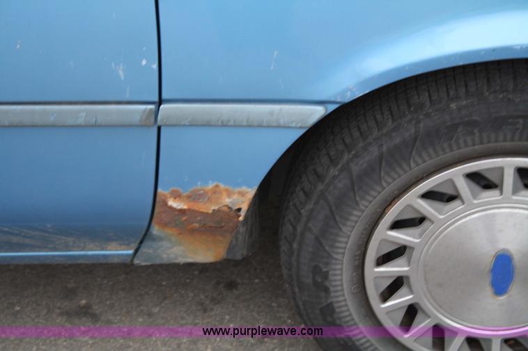 image for item 4945 1993 Ford Tempo