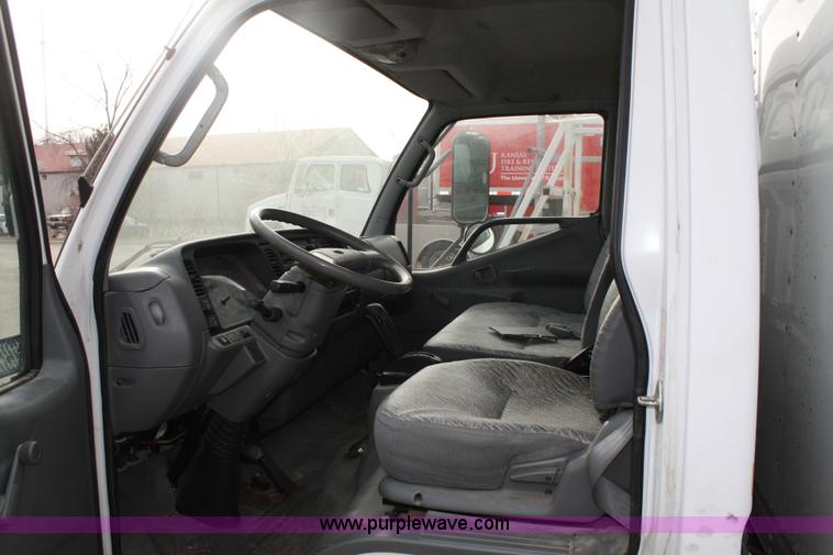 image for item 4946 1998 Mitsubishi Fuso box truck