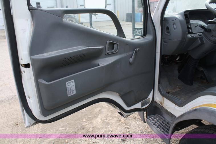 image for item 4946 1998 Mitsubishi Fuso box truck