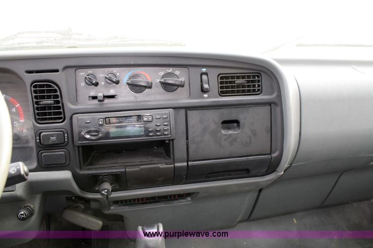 image for item 4946 1998 Mitsubishi Fuso box truck