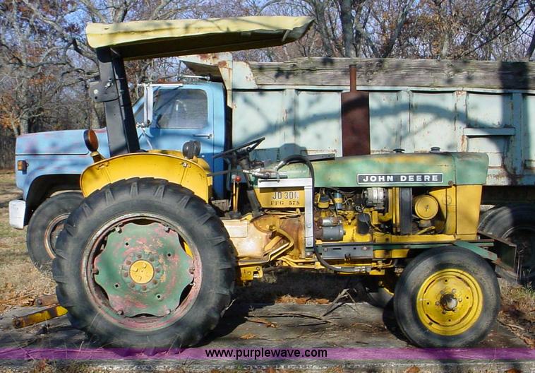 image for item 5132 1971 John Deere 300 tractor