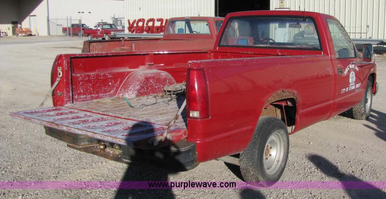 image for item 5183 1988 GMC C1500 pickup truck