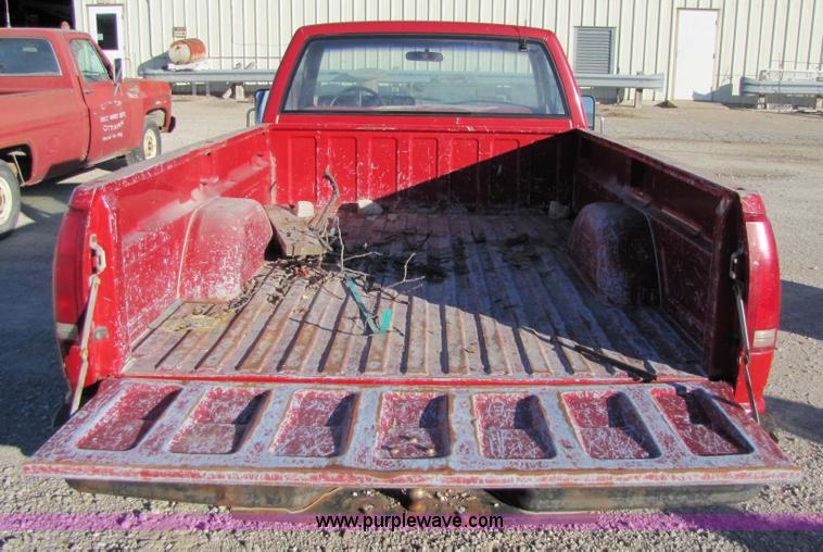 image for item 5183 1988 GMC C1500 pickup truck