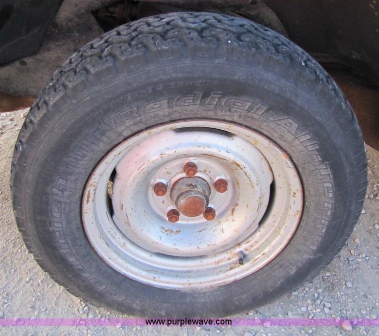 image for item 5183 1988 GMC C1500 pickup truck