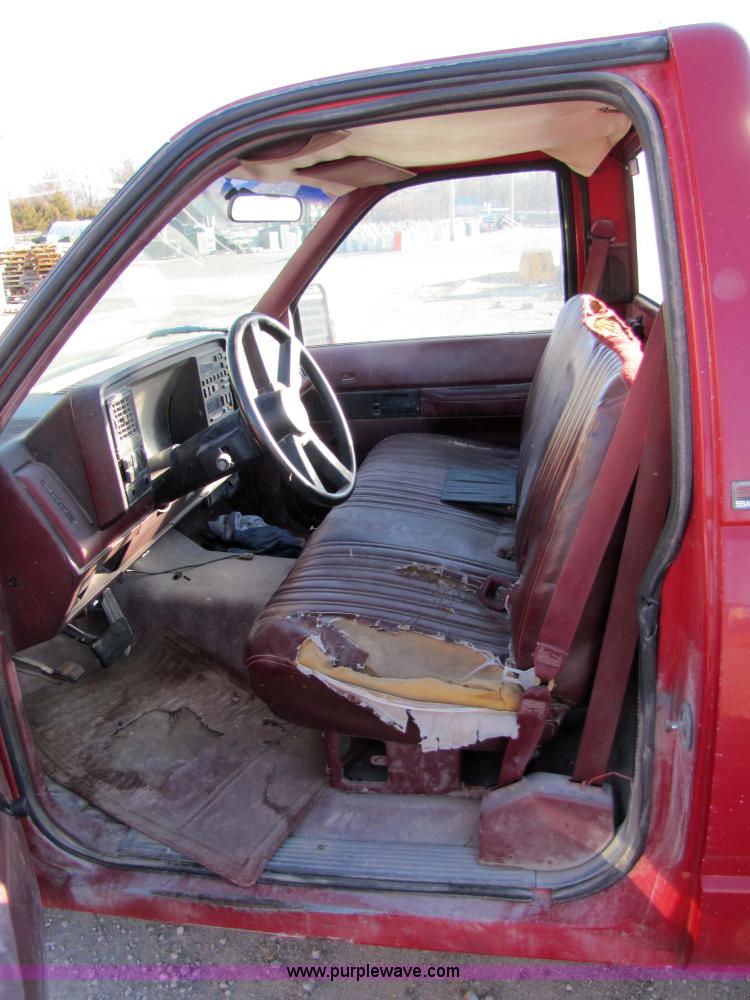 image for item 5183 1988 GMC C1500 pickup truck