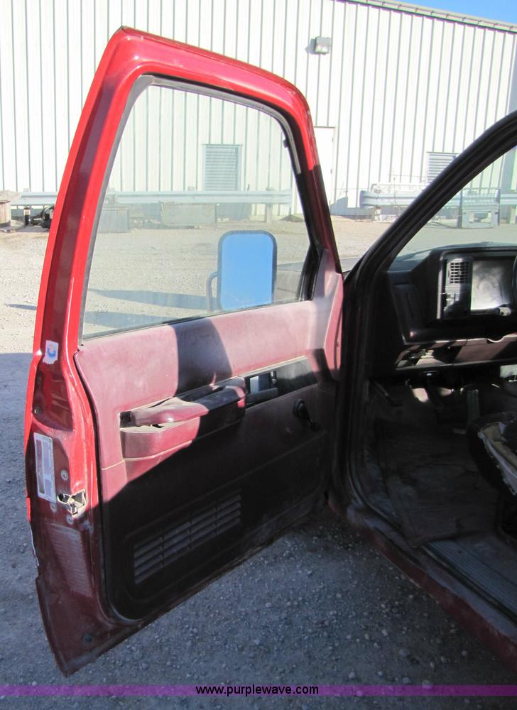 image for item 5183 1988 GMC C1500 pickup truck