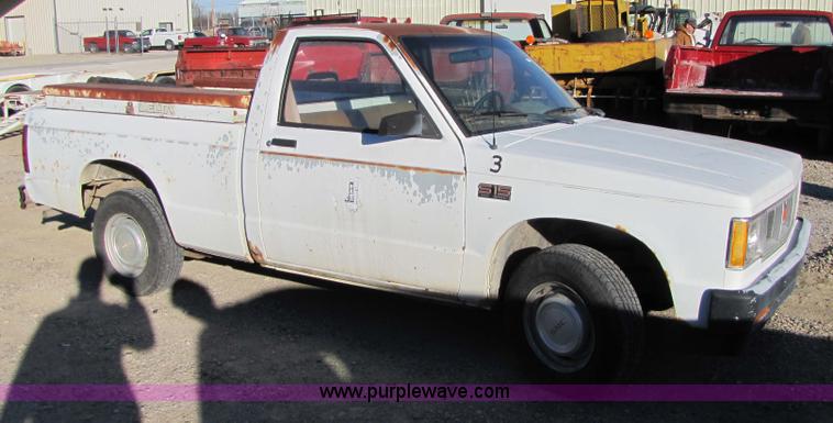 image for item 5185 1989 GMC S15 pickup truck