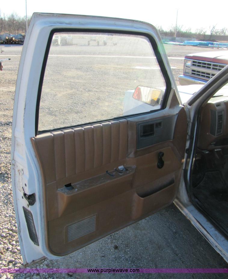 image for item 5185 1989 GMC S15 pickup truck