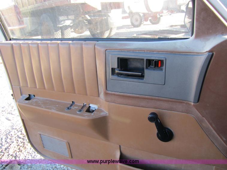 image for item 5185 1989 GMC S15 pickup truck