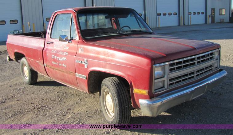 image for item 5186 1986 Chevrolet C10 Custom Deluxe pickup truck
