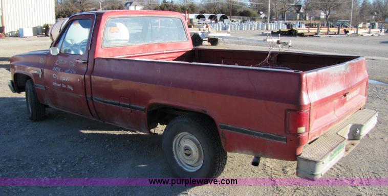 image for item 5186 1986 Chevrolet C10 Custom Deluxe pickup truck