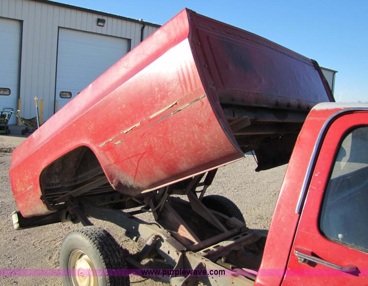 image for item 5186 1986 Chevrolet C10 Custom Deluxe pickup truck