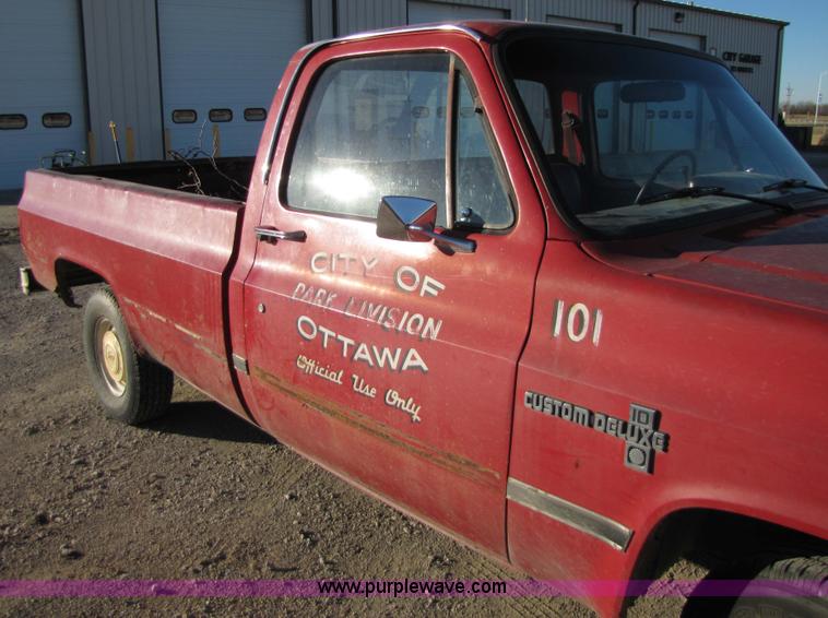 image for item 5186 1986 Chevrolet C10 Custom Deluxe pickup truck