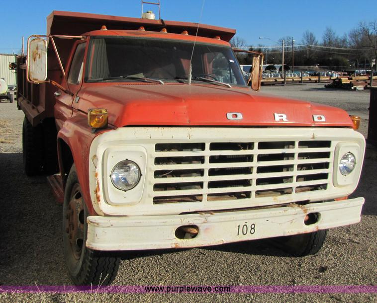 image for item 5188 1974 Ford F600 truck with dump bed