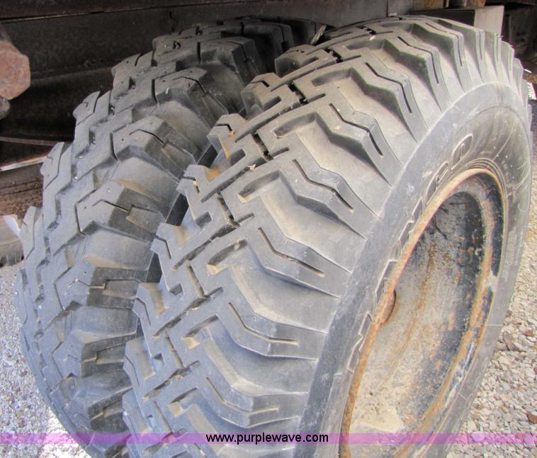 image for item 5188 1974 Ford F600 truck with dump bed