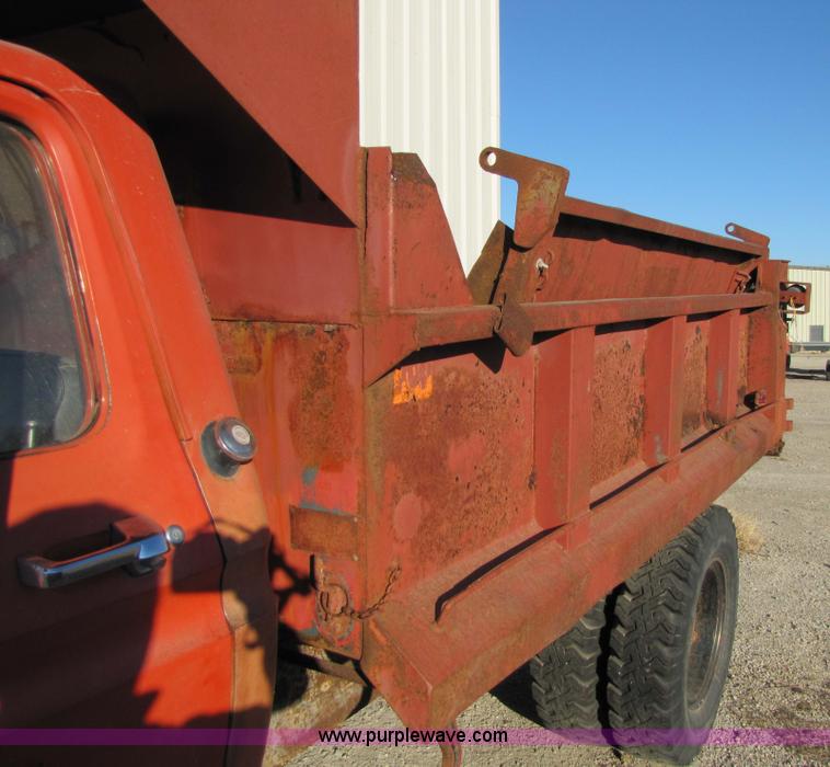 image for item 5188 1974 Ford F600 truck with dump bed