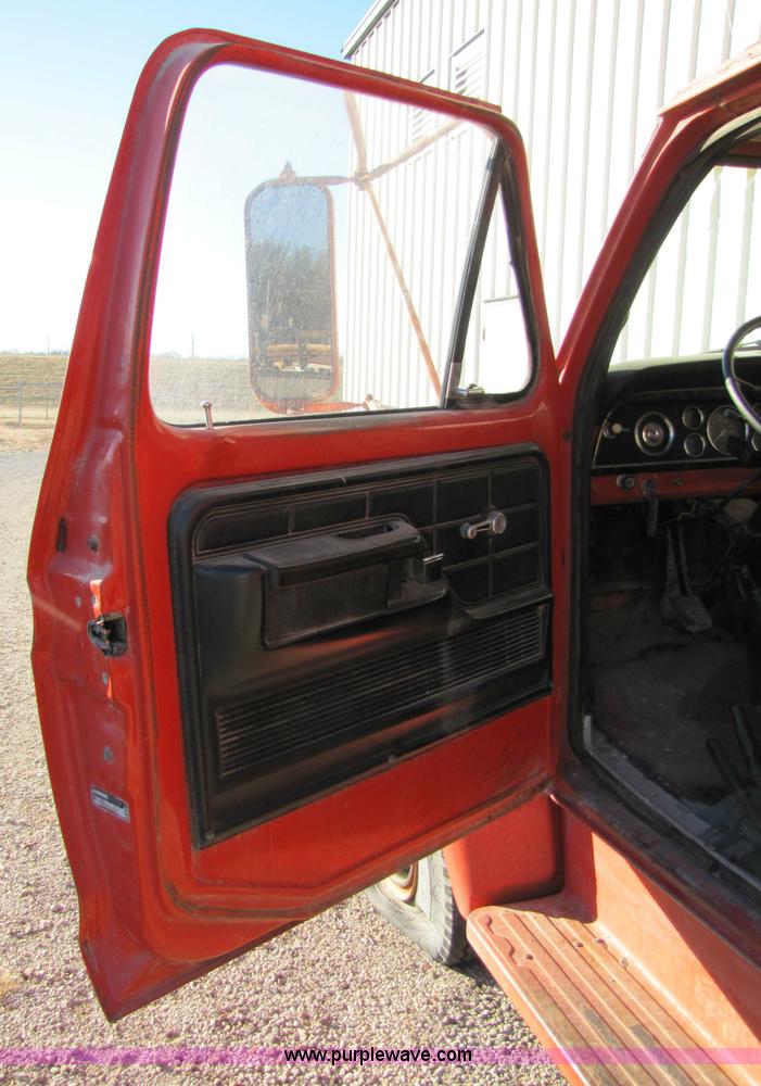 image for item 5188 1974 Ford F600 truck with dump bed