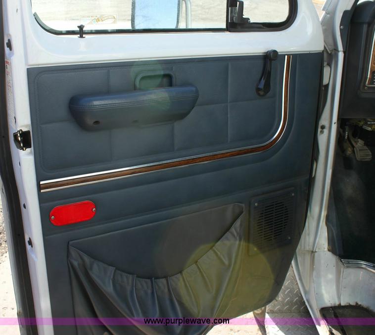 image for item 6553 1991 Ford E-350 ambulance